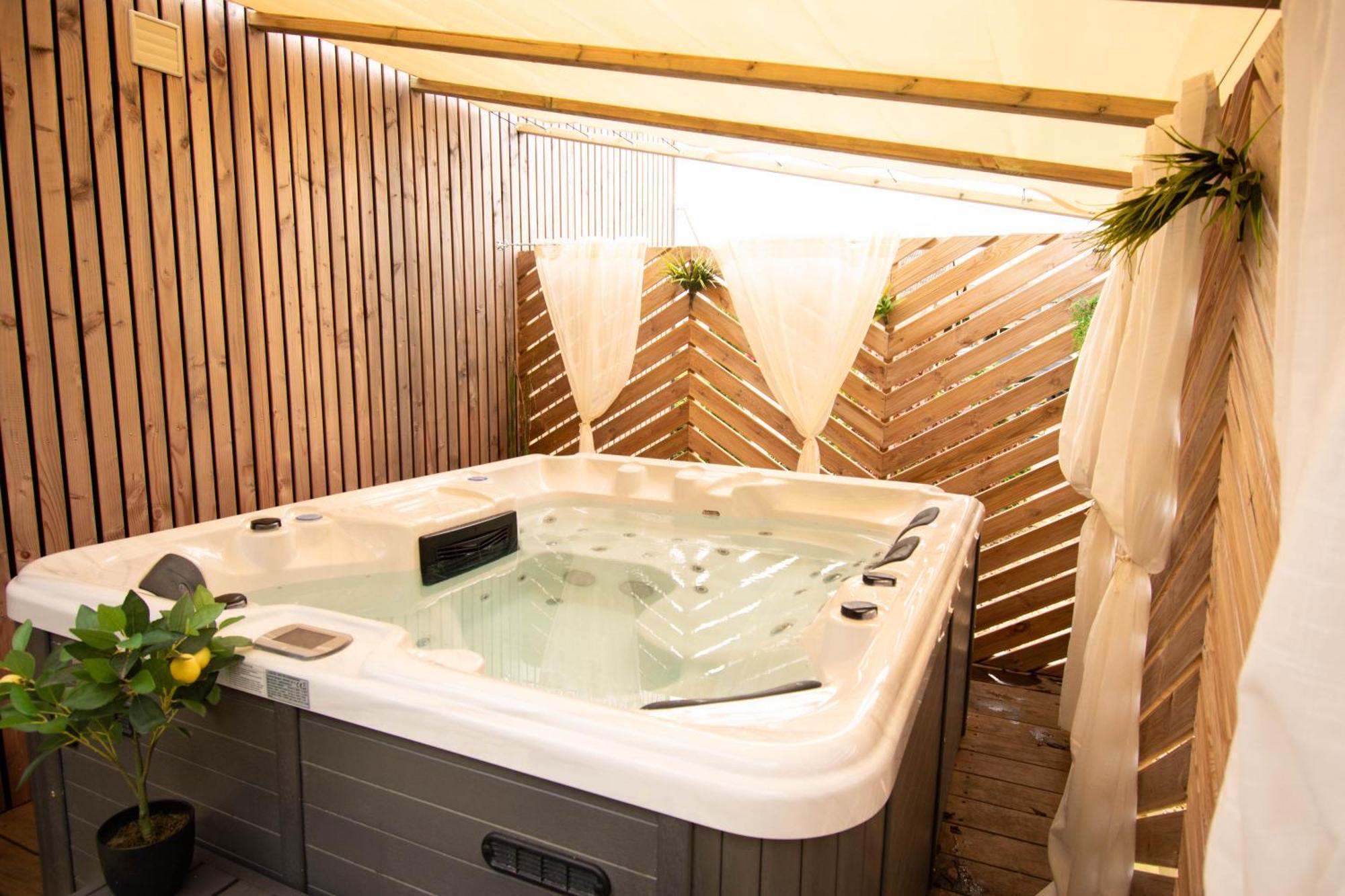 Studio Les 2 Fees - Jacuzzi - Deco Feerique Montfort-sur-Meu Exterior foto